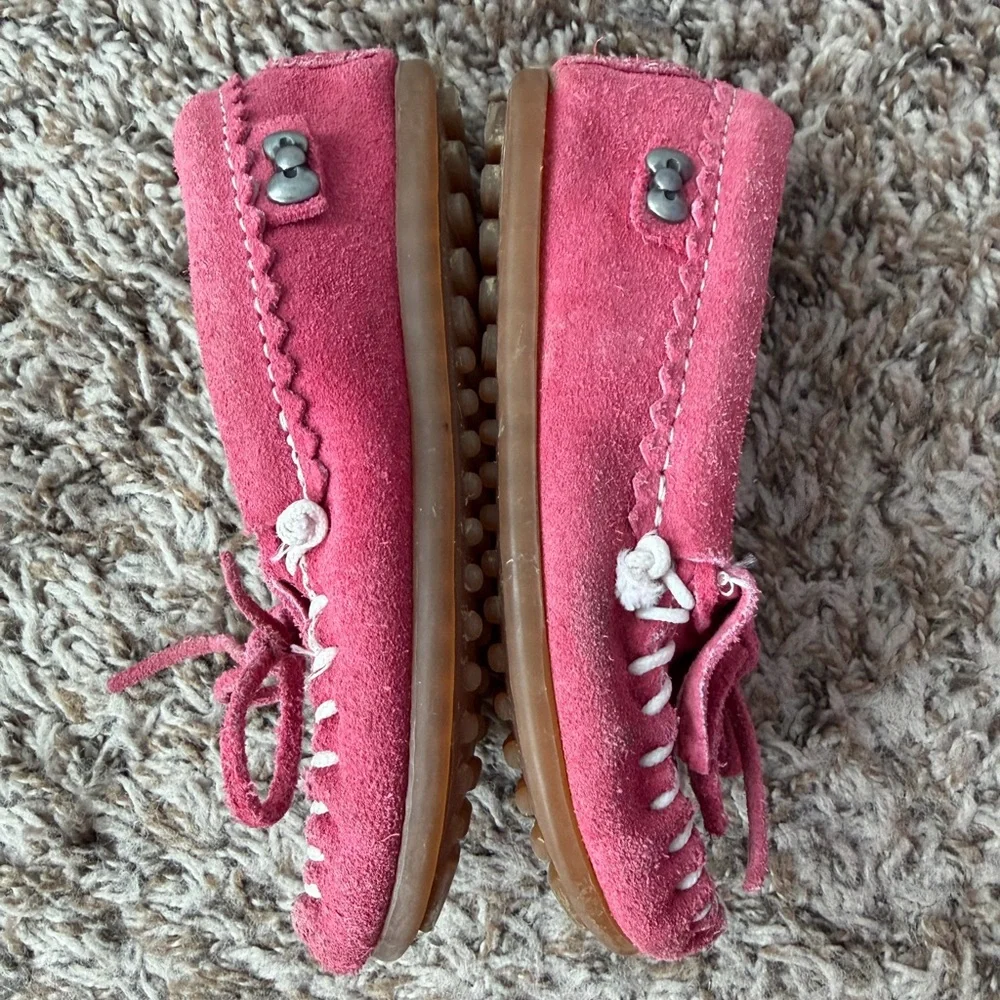 Minnetonka Hello Kitty pink suede embroidered kitty moccasins Toddler size 8